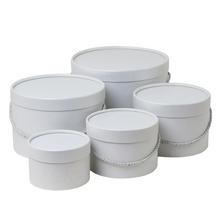 Bílé dárkové krabičky se šňůrkou v různých velikostech.