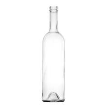 Lahev z čirého skla s objemem 750 ml.