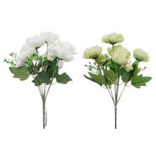 Kytice pivoňky v bílé a světle zelené barvě.