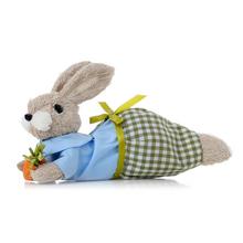 Ležící zajíc v modro-zelené kombinaci s mrkvičkou.