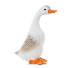 Stojící bílo-hnědá husa z keramiky.