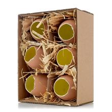 Hnědá plastová vajíčka ve skořápkách, otevřená, balení 6 kusů.