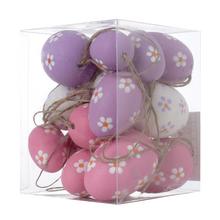 Závěsná vajíčka v bílé, růžové a fialové barvě s květinovým vzorem.