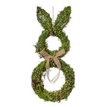 Dekorace ve tvaru zajíce z proutí a mechu.