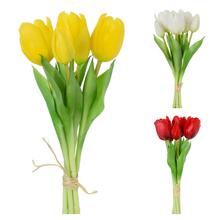 Kytice umělých tulipánů v žluté, bílé a červené barvě.