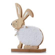 Dřevěný zajíček s bílým kožíškem.