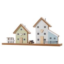 Dřevěné domečky v přírodních barvách na dekoraci.