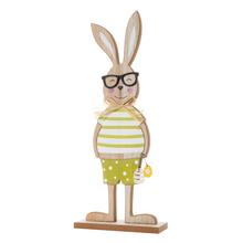 Dřevěný zajíček s brýlemi a pruhovaným tričkem.