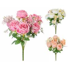 Kytice umělých růží a drobných květin v mixu barev.