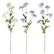 Umělé květy delphinium grandiflora v bílé, fialové a modré barvě.