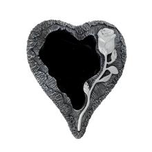 Obal ve tvaru srdce s růží, cementový, šedý se stříbrnými detaily.