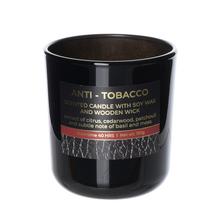 Svíčka s vůní tabáku v černém skle.