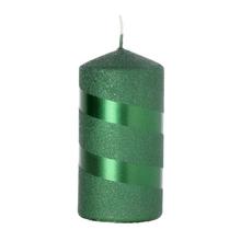 Zelená vánoční svíčka s metalickými pruhy.