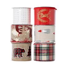 Vánoční stuhy různých designů v rolích.