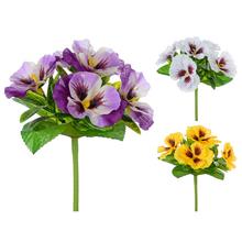 Kytice macešek v různých barvách.