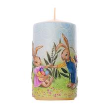 Velikonoční svíčka s motivem zajíců a vajíček.