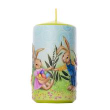 Velikonoční svíčka s motivem zajíců a vajíček.