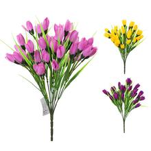 Umělé květy krokus v různých barvách.