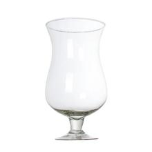 Průhledný skleněný pohár s podstavcem.