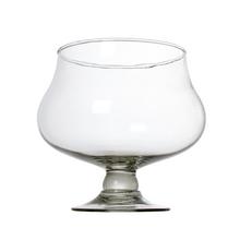 Skleněný pohár s hladkým povrchem a širokým okrajem.