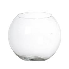 Průhledná skleněná koule na dekoraci.