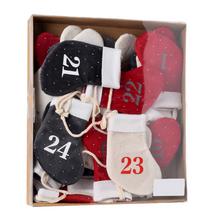 Adventní kalendář se ponožkami v různých barvách.