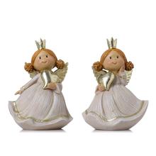 Dekorační anděl s korunou a srdcem v béžové barvě.