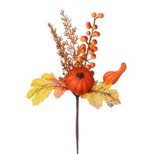 Podzimní zápich s dýní, bobulemi a zelenými listy.