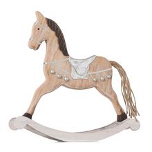 Houpací kůň ze dřeva v přírodní barvě s bílými detaily.