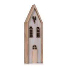 Dřevěný domeček se srdíčkem a okny.