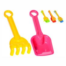 Lopatka a hrábě v čtyřech barvách pro děti od 12 měsíců.