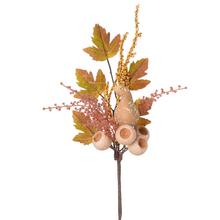 Podzimní dekorace s dýní, kuličkami a listy v krémové, růžové a zelené barvě.