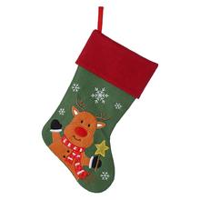 Vánočné punčochy se sobem v červené a zelené barvě.