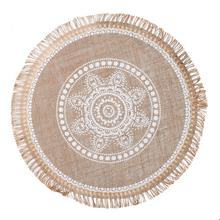 Jutová prostírání s ornamentem, bílé a přírodní barvy, průměr 40 cm.