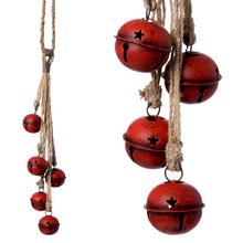 Červené kovové rolničky k zavěšení.