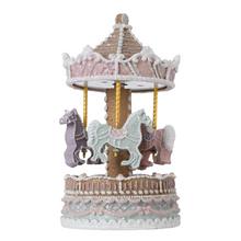 Růžový kolotoč s perníkovými koníky a hudbou.