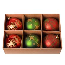 Sada plastových vánočních koulí v červené, zelené a zlaté barvě.