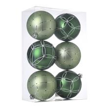 Sada šesti plastových vánočních koulí v zelené barvě.