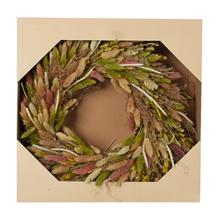 Věnec z trávy v fialové, krémové a zelené barvě, průměr 40 cm.