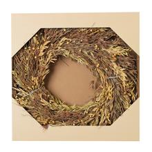 Věnec z přírodní sušené trávy o průměru 40 cm.