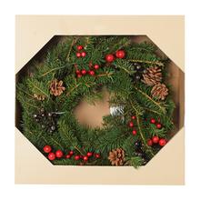 Vánoční věnec s jedlí, šiškami a bobulemi, průměr 40 cm.