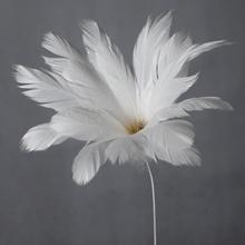 Bílý květ z peří