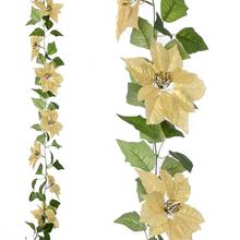 Zlatá girlanda s vánočními růžemi a zelenými listy.