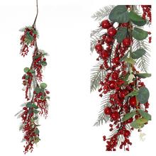 Závěs čičinka s eukalyptem a červenými bobulemi.