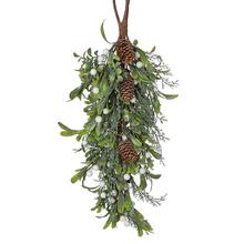 Umělý závěs s tújí, krušpánem, šiškami a bílými bobulkami.