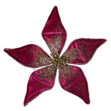 Umělá růže na klipu v růžové barvě.