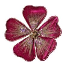 Umělá květina na klipu v růžové barvě s ozdobnými detaily.