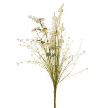 Kytice česneku a květin v krémovo-zelených odstínech.