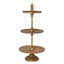Podnos se třemi patry ve zlaté barvě.