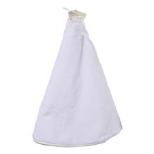 Bílý umělý kožichový kryt na stojan na vánoční stromeček.